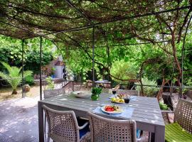 Villa Franca - with private garden, near beach, hotell i Vis