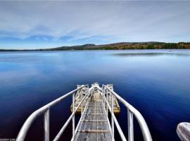 Lakefront Cottage Close to Bar Harbor on 8 acres, villa em Orland