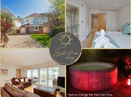 Salterns Rest - Luxury, Spacious, Business, Leisure or Groups, Sleeps 9, Parking, Moments from Harbour, Dog Friendly, hotel with jacuzzis in Poole