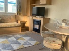 A14 is a 3 bedroom caravan on Whitehouse Leisure park with large decking, hotell sihtkohas Abergele