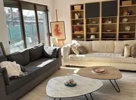 Kazanlak LARGE GUEST HOUSE Apartment near the Center with Full Kitchen & Dining Room, King Beds, Garden Patio, Free Parking & Self Check-in、カザンラクのアパートメント