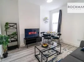 Spacious 7 Bed House with Garden by Rockman Stays