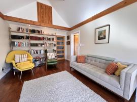 Cozy Creekside Retreat, מלון עם ג׳קוזי בHillier