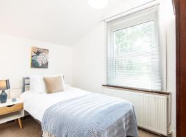 Single Room with a shared Kitchen and bathroom in a 5-Bedroom House at Hanwell, דירה בHanwell