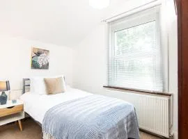 Single Room with a shared Kitchen and bathroom in a 5-Bedroom House at Hanwell