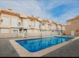 Adosado con piscina al lado de la playa, hotel in Santa Pola