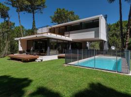 House in the Carilo Woods, Swimming Pool, WiFi, hótel í Carilo