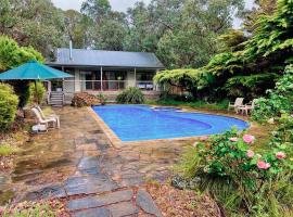 A Lovely Pool House in Forest, hotell i Wonga Park