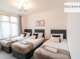 Northumberland House 5 Bed Apartment Close To Beach with Parking by RockmanStays, lägenhet i Southend-on-Sea