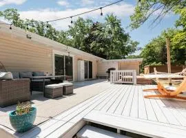 Chic Modern Home: Private Yard & Hot Tub!