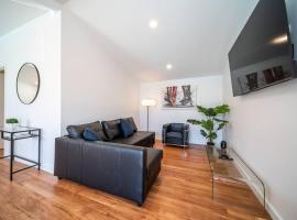 Neptune - 2BR Private Pool WiFi, Hotel in Thebarton