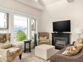Penthouse Lake Home - 3BR w/Amazing View & Deck!, hotell i Harrison Hot Springs