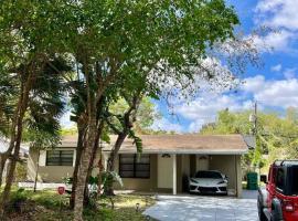 Beautiful 3 Bedroom house in Dania Beach! Hot Tub and Great Location!，達尼亞灘的度假屋