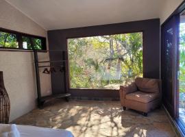 Quiet and comfy studio with jungle views, hotel with parking in Playa Maderas