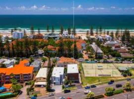 Casa De Mork - Entire 3 Storey Beach Villa, hytte i Gold Coast