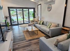 MOOLOOLABA CANAL HOME - Modern 4Bedroom with Spa, Sauna and Private Pontoon - NEW proprietor 2024, villa i Mooloolaba