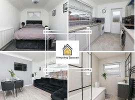 Newly Renovated 3 Bedroom House with Parking by Amazing Spaces Relocations Ltd, apartamento em Liverpool
