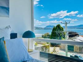 Bannockburn - Luxury with panoramic water views, atostogų namelis Hobarte