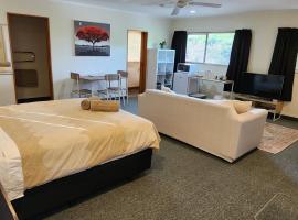 Avocado Orchard Retreat!, hotel with parking in Katikati