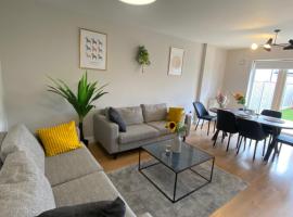 Extra large Room in new house at Citywest, hotel con estacionamiento en Dublín