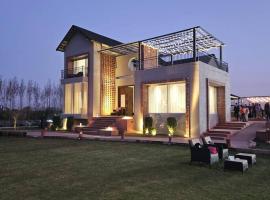 Falak Farms- Villa with Pool,Jacuzzi in Chandigarh, holiday home in Khizrābād