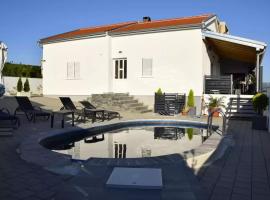 Blue Lagoon Villa with SeaView, hotel a Maslenica