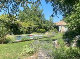 Charmante d&eacute;pendance avec piscine en Provence
