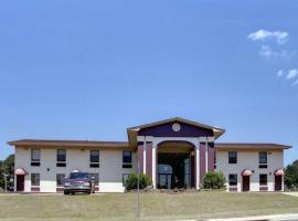 Econo Lodge Conference Center, hotel con estacionamiento en El Dorado