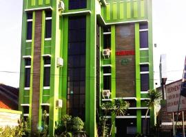 Green Hotel, hotel com estacionamento em Tjiamis