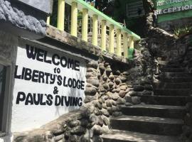 Liberty's Community Lodge and Diving، فندق في دوماغيتي