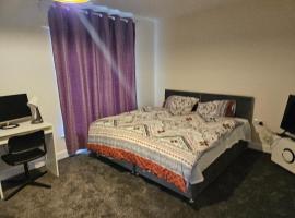 1 Bedroom en suite ASHLAND, Milton keynes, lägenhet i Fenny Stratford