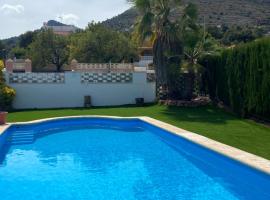 Chalet con piscina privada, holiday home in Gilet