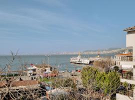 Sea View Retreat in Buyukada 1 min to Ferry, vila v Istanbulu