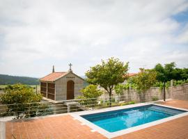 4 bedrooms house with private pool jacuzzi and enclosed garden at Magan, hotel cu parcare din Cuntis