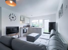 3 Bed Bungalow In Woking, hotell i Horsell