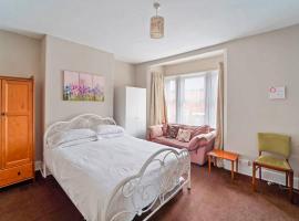 4 Bed Homely Retreat - Wolverhampton, hotell sihtkohas Wolverhampton