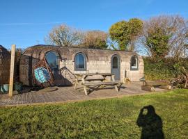 Clotted Cream -Lydcott Glamping, Cornish Sea Views, holiday home in Looe