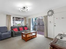 Homespun Unit with deck, air-con and parking