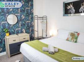 Manchester Apartment with Free Gated Parking by Daley Stays, apartment in Manchester