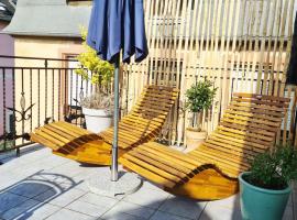 Weinstock - klimatisierte Ferienwohnung mit Sonnenterrasse, hotel in Reil