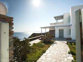 Sun Blooming Villa in Tinos island, hotel v destinaci Agios Romanos