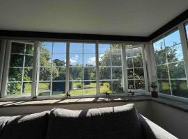 Edge view, outdoor adventure focused cottage, sleeps 8, hotel with parking in Bamford
