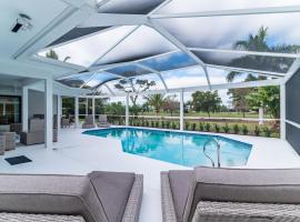 Luxury Golf-View Oasis with Heated Pool Quiet Marco Island Location, hotel i Marco Island