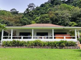 Villa 'The Blue House' - Qbungalows, hotel con pileta en Kep