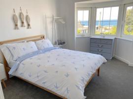 2 Headland Place Aberporth (Beautiful sea views, 1 min walk to beach), hotell i Aberporth