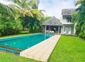 Modern Villa with Private Pool at Anahita Golf Resort, hotell med parkeringsplass i Beau Champ