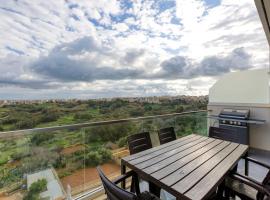 Lovely home with beautiful view with communal pool by 360 Estates, hotel en Taʼ Bullara
