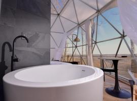 Tranquility Luxe Dome - Hot Tub & Luxury Amenities, אתר גלמפינג בSwiss