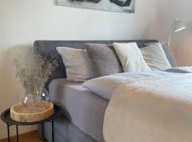 CROWN LIVING Design Apartment - 2 Schlafzimmer - Küche - gratis Parkplatz - Abstellraum für Fahrräder/Ski