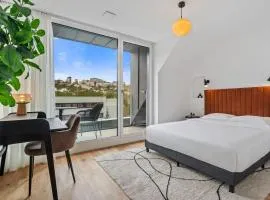 Luxury 2BR, Free Parking, Balcony